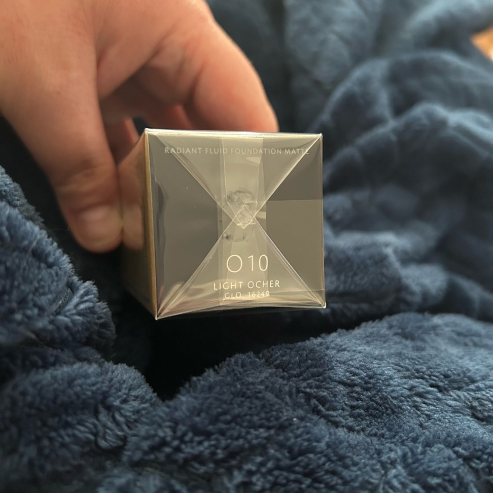 Clé de Peau Beauté $148 Radiant Fluid Foundation Matte SPF 20 Light Ocher O10 - Picture 3 of 4